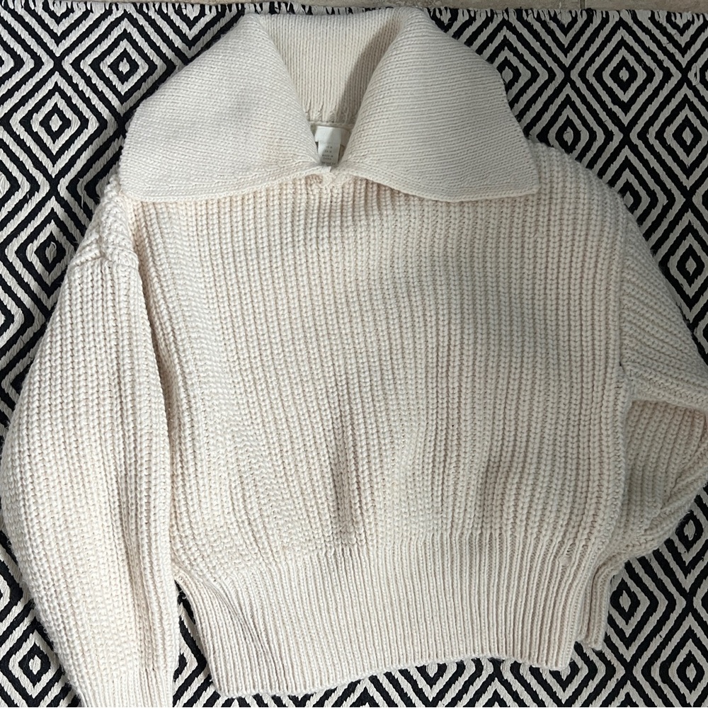 Chuncky sweater medium. Statement collar, perfect cream white.